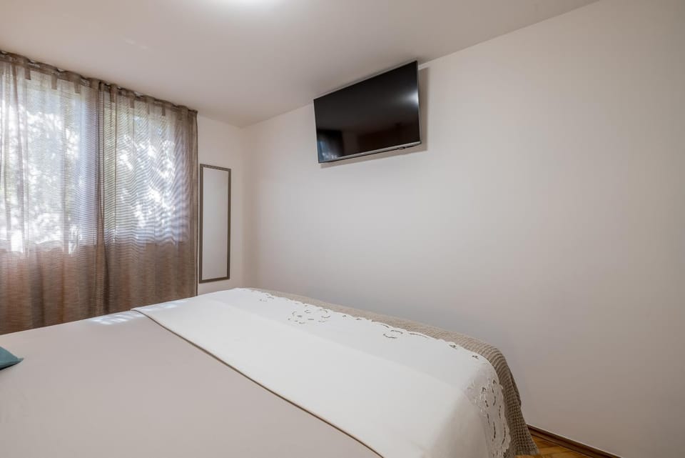 Bed, TV and multimedia, Bedroom