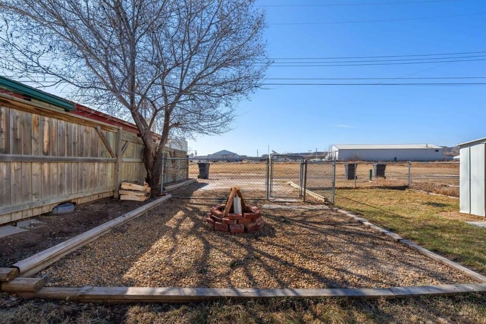 Dino Cave l Walk to Downtown l Fire Pit & BBQ I TV House in Drumheller
