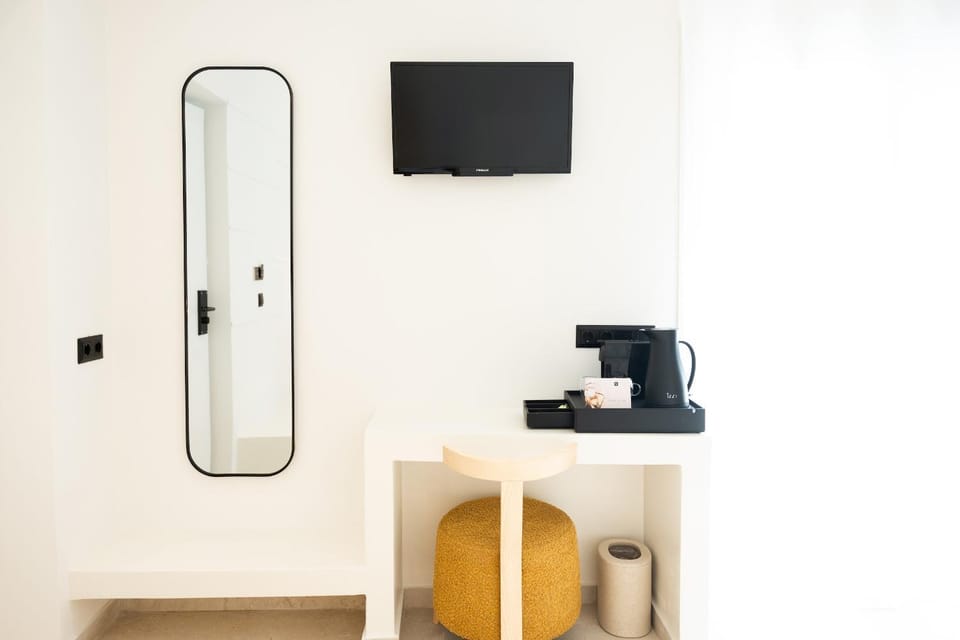 TV and multimedia, Coffee/tea facilities, Photo of the whole room, furniture