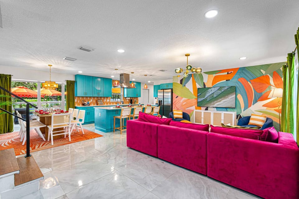 Kitchen or kitchenette, Living room, Food and drinks, Seating area, Food