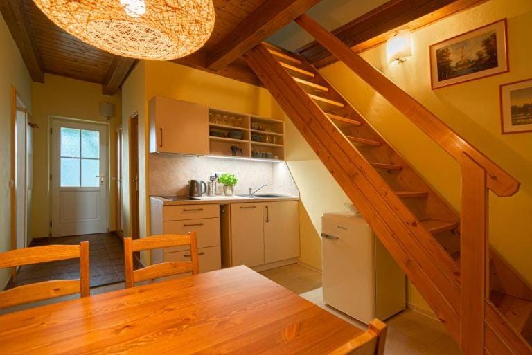 Kitchen or kitchenette, Dining area