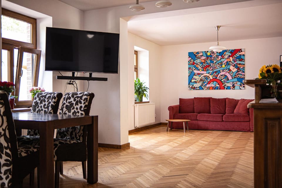 Communal lounge/ TV room, TV and multimedia, Living room, Seating area, Evening entertainment
