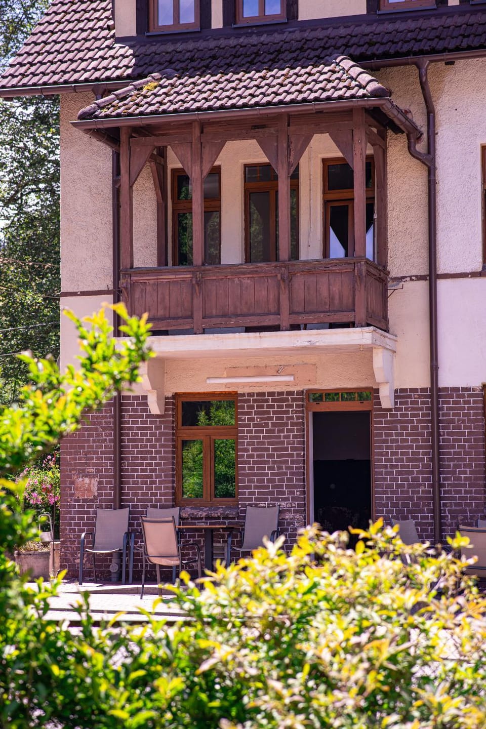 Property building, Spring, Day, Garden, View (from property/room), Balcony/Terrace, Garden view