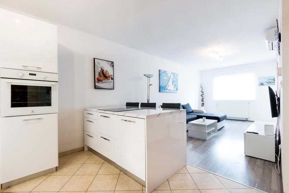 Kitchen or kitchenette, Living room, Seating area, Dining area