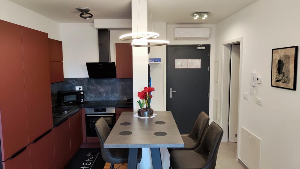 Dining area, kitchen