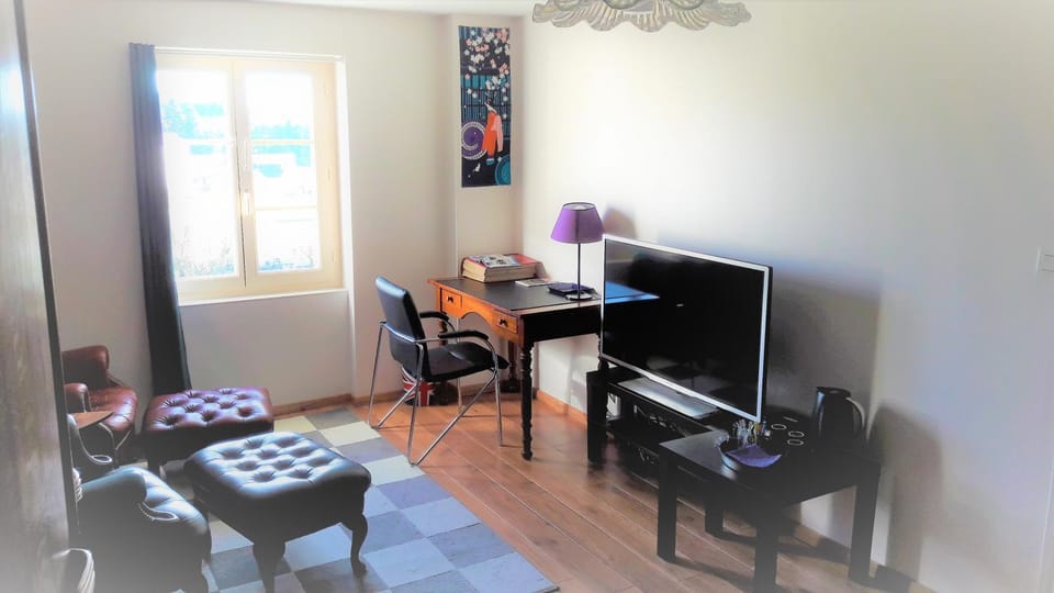 TV and multimedia, Seating area, Bedroom