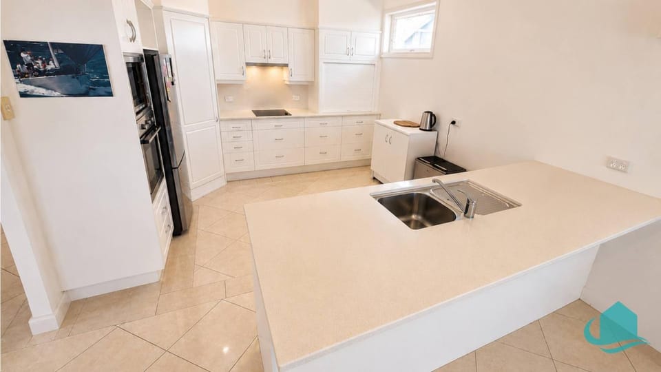 Azure Vista -Absolute Waterfront, Panoramic Views House in Lake Macquarie