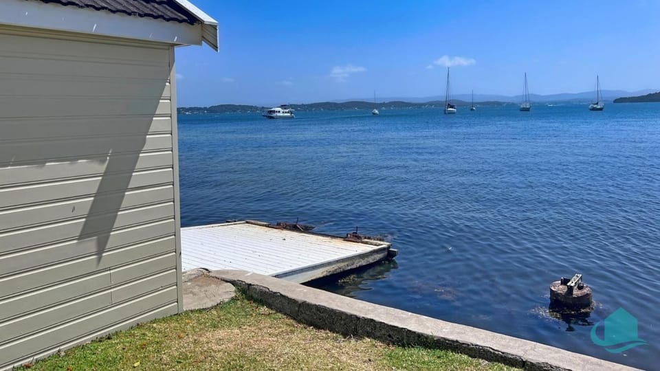 Azure Vista -Absolute Waterfront, Panoramic Views House in Lake Macquarie
