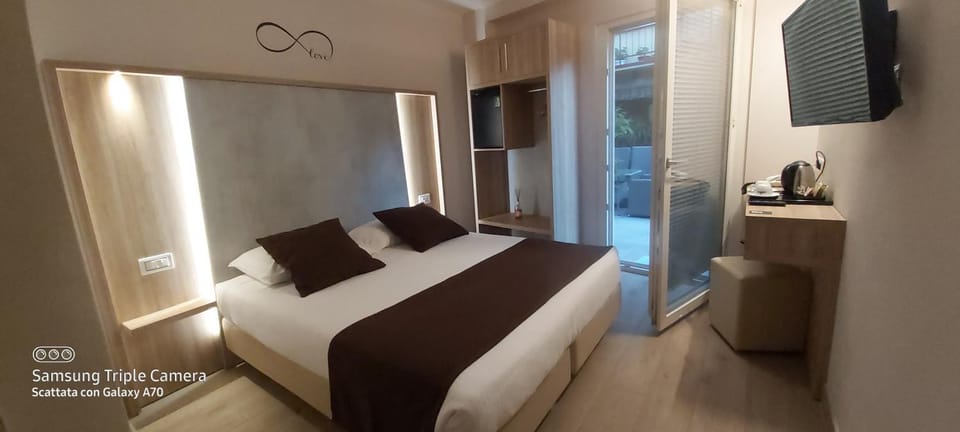 Bed, Summer, TV and multimedia, Coffee/tea facilities, Photo of the whole room, Decorative detail, Bedroom, Seasons, bidet, internet, air conditioner