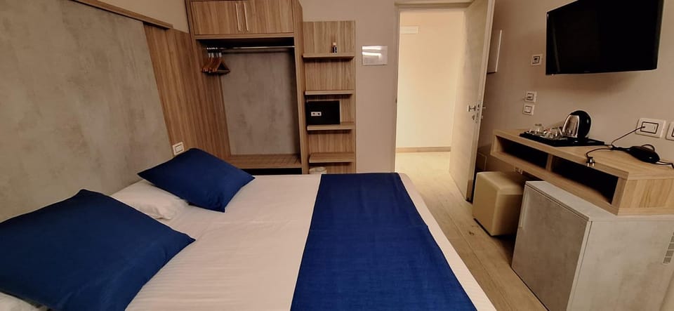 Bed, TV and multimedia, Photo of the whole room, Bedroom, minibar, pet friendly, wardrobe