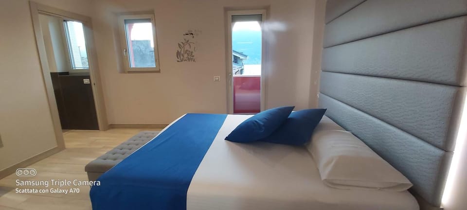 Bed, Summer, Living room, Photo of the whole room, Bedroom, Lake view, Landmark view, Seasons