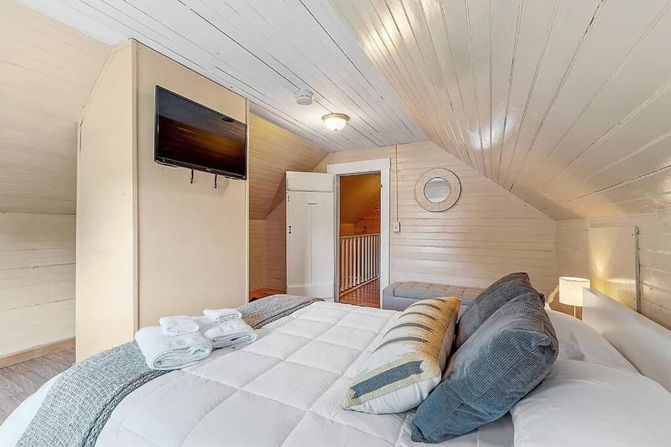 Bed, TV and multimedia, Photo of the whole room, Bedroom