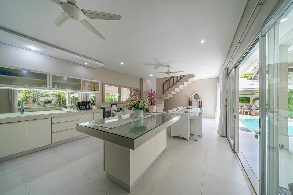 VILLA BALI OM CENTER - Best Location, Beautiful Villa Near the Beach Villa in North Kuta