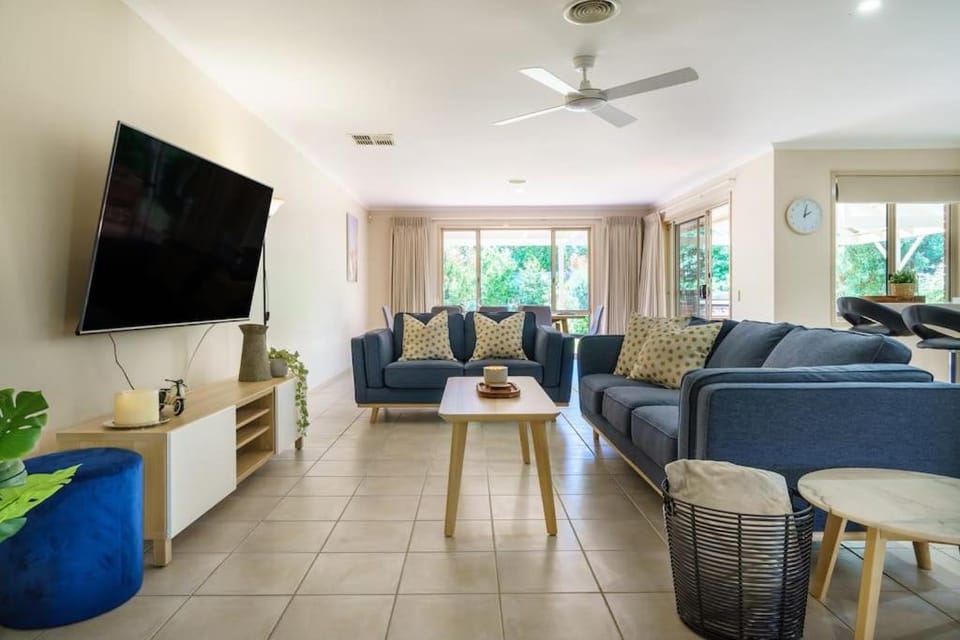 Coffee/tea facilities, Kitchen or kitchenette, Entertainment, Family