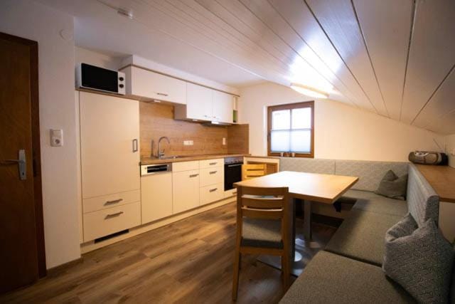 Kitchen or kitchenette, Living room, Seating area, Dining area