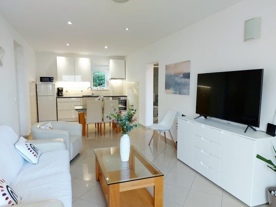 Communal lounge/ TV room, TV and multimedia, Kitchen or kitchenette, Living room, Seating area, Dining area, minibar