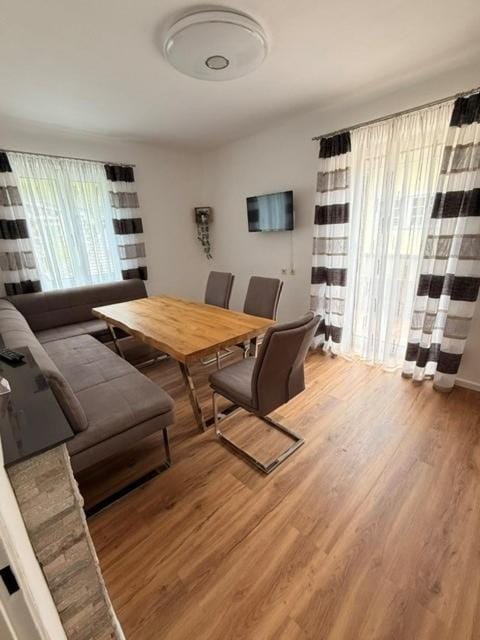 TV and multimedia, Living room, Seating area, Dining area