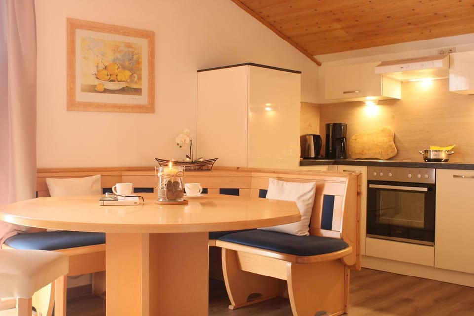 Coffee/tea facilities, Kitchen or kitchenette, Dining area, oven, stove, toaster