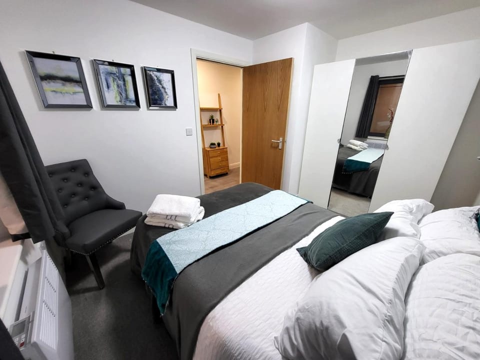 Photo of the whole room, Bedroom, towels