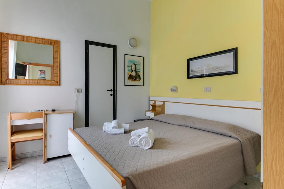 Bed, Photo of the whole room, towels