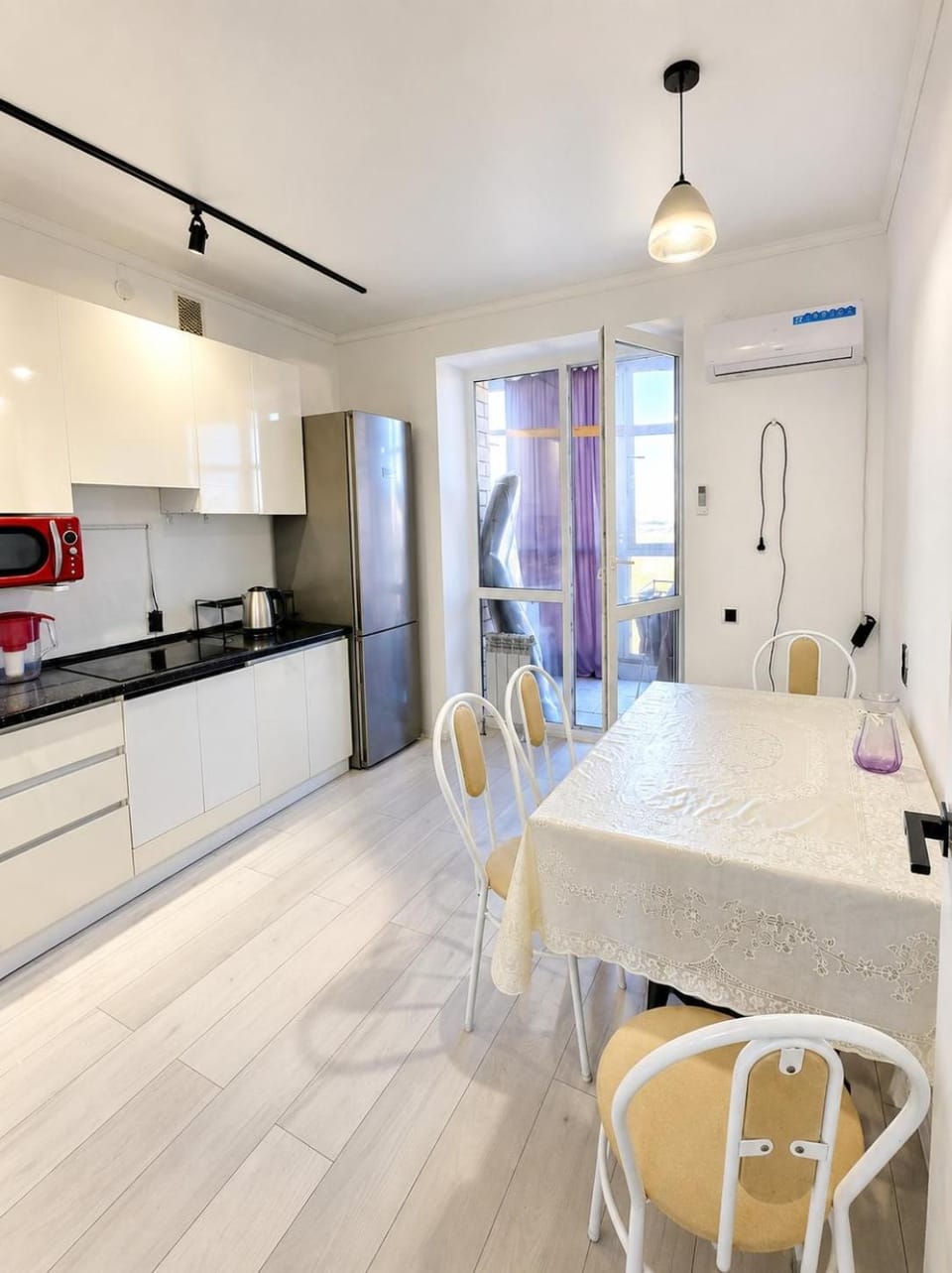 Kitchen or kitchenette, Dining area, oven, stove