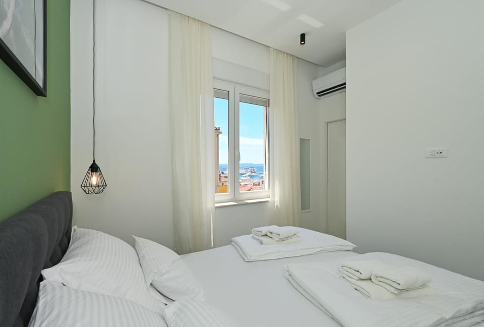 Bed, View (from property/room), City view