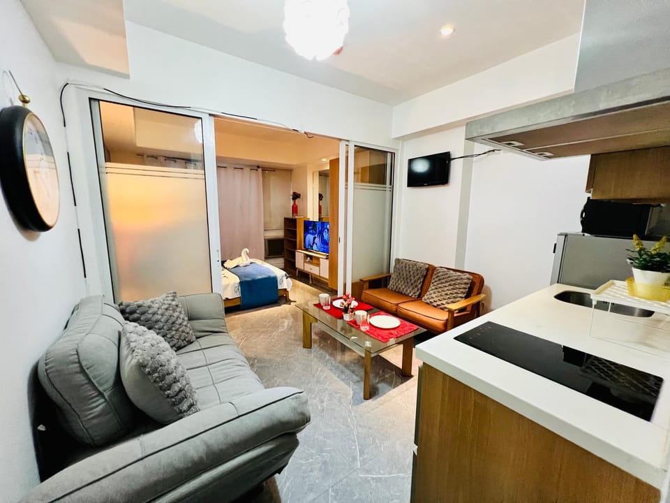 Scr Summer Vibe Netflix Balcony Apartment in Paranaque