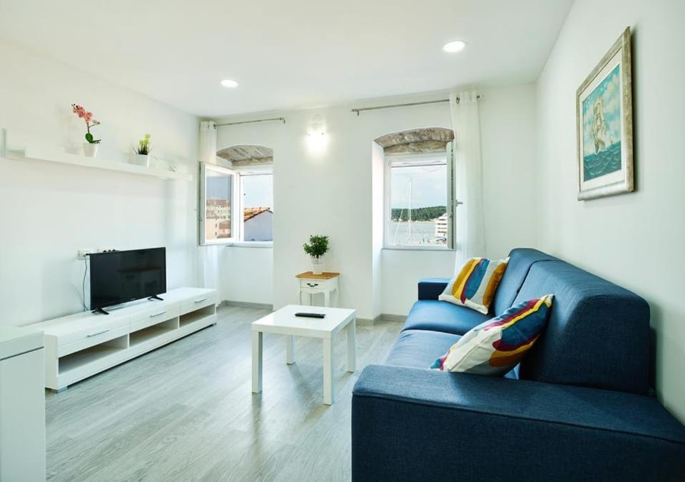 TV and multimedia, Living room, Seating area, Sea view