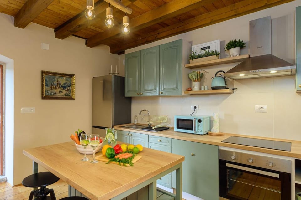 Kitchen or kitchenette, Dining area