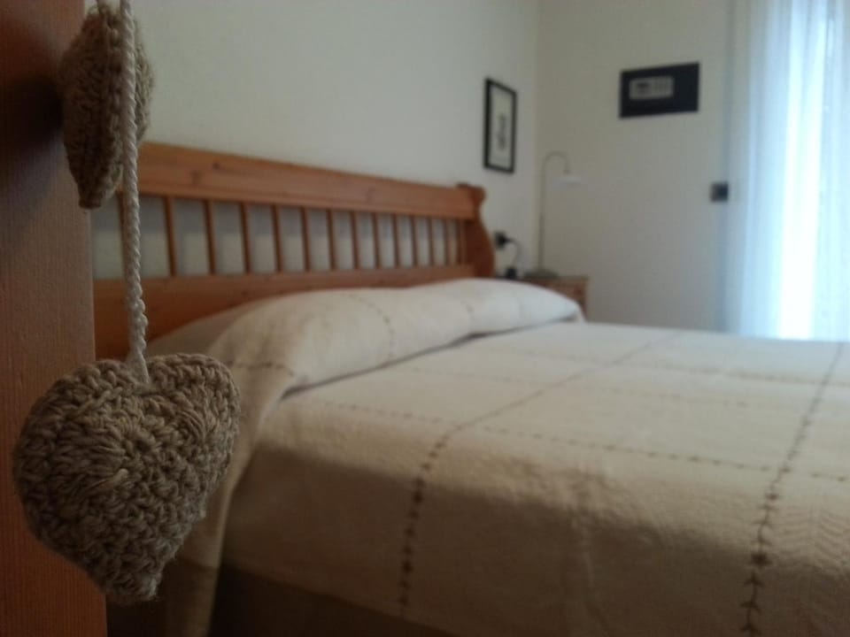 Bed, Day, Balcony/Terrace, Decorative detail, Bedroom, On site