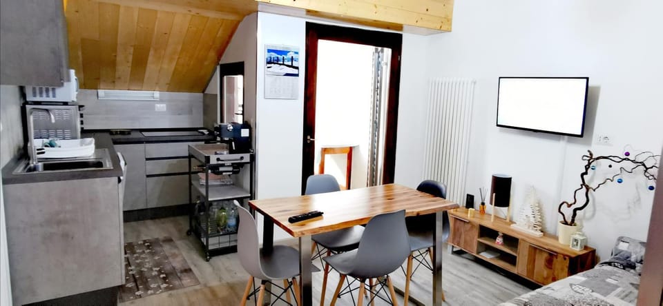 Kitchen or kitchenette, Dining area, stove