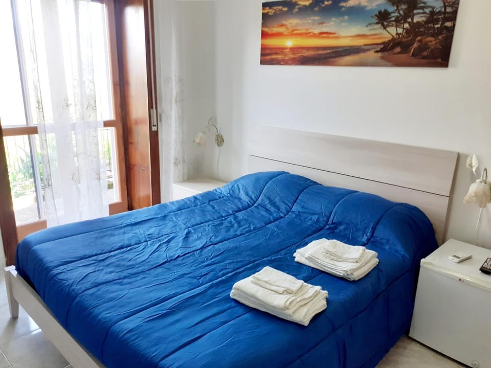 Property building, Bed, Photo of the whole room, Bedroom, towels