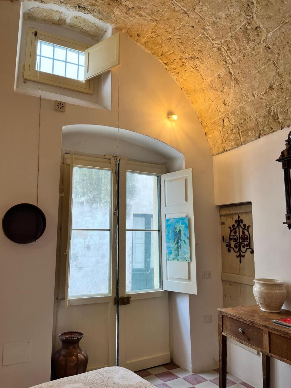 Facade/entrance, Bed, Photo of the whole room, Bedroom