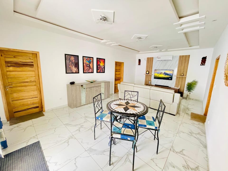 Communal lounge/ TV room, TV and multimedia, Living room, Seating area, Dining area