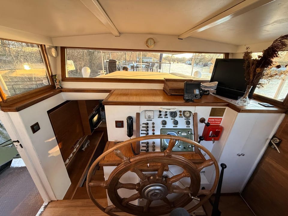 Cabine sur péniche à Bagatelle Cabin in Puteaux