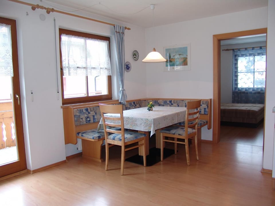 Day, Dining area
