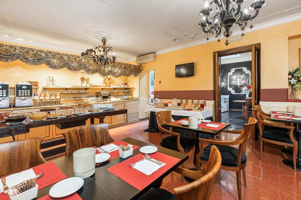 Restaurant/places to eat, Coffee/tea facilities, Food and drinks, Food