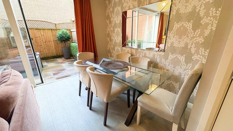 Deluxe Townhouse Next to Cabot Circus House in Bristol