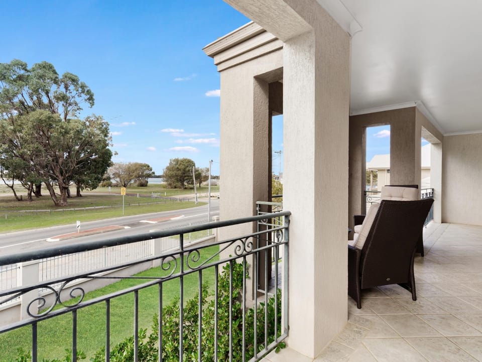 View (from property/room), Balcony/Terrace, Lounge or bar