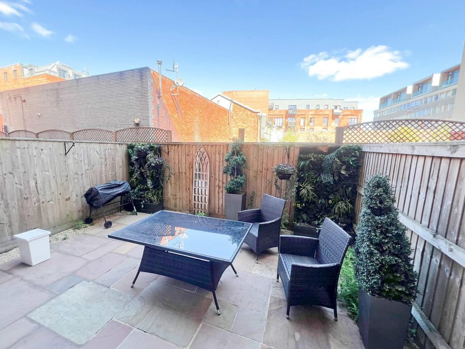 Deluxe Apartment near Cabot Circus w Parking sleeps 5 House in Bristol