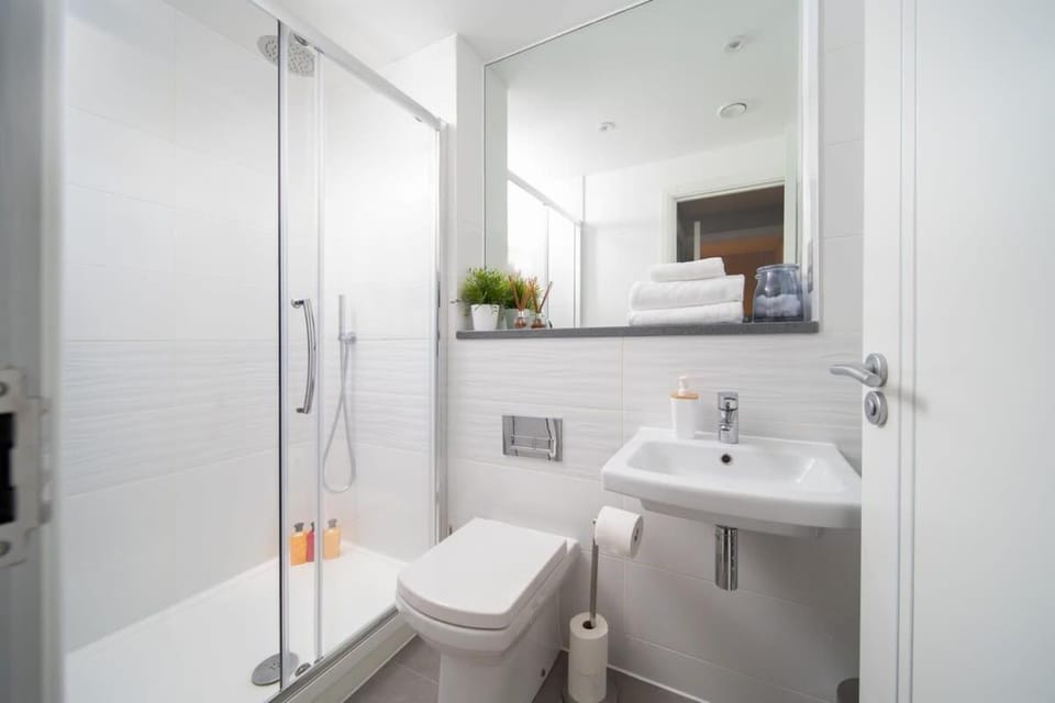 Deluxe Apartment near Cabot Circus w Parking sleeps 5 House in Bristol