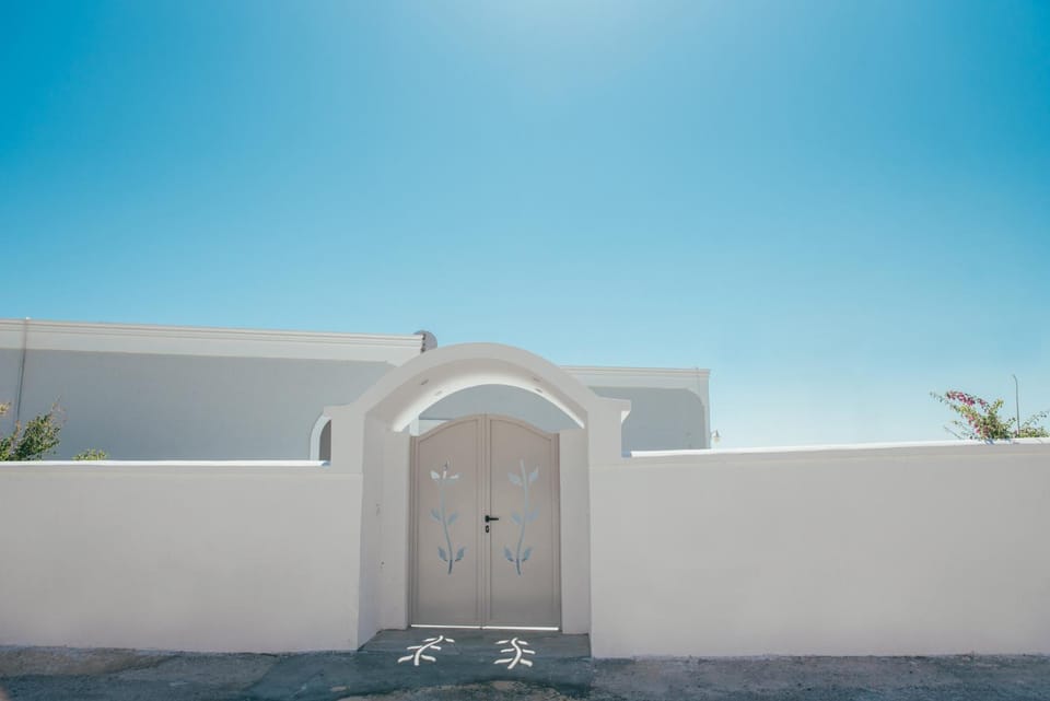 Property building, Facade/entrance, Day