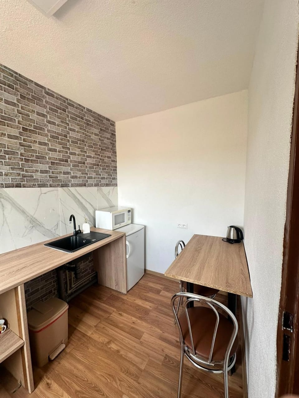 Kitchen or kitchenette, oven