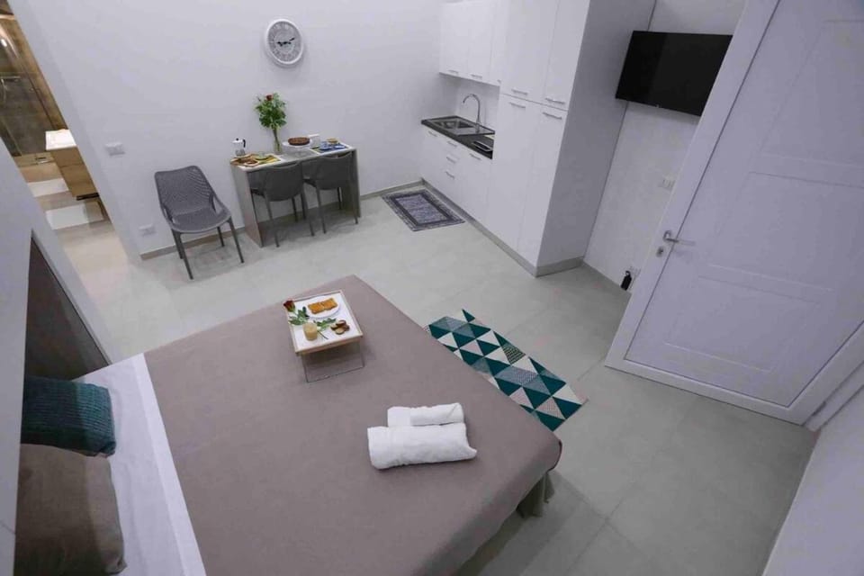 Bed, TV and multimedia, Photo of the whole room, Bedroom, towels