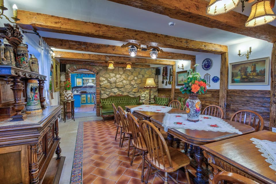 Restaurant/places to eat, Living room, Dining area