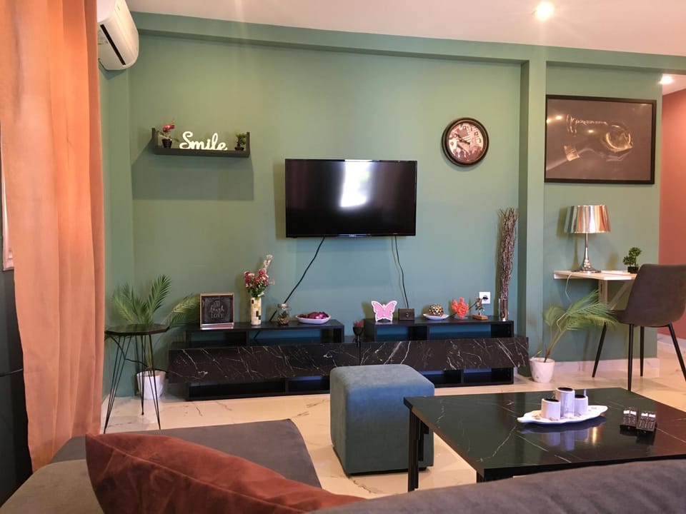 TV and multimedia, Living room, Seating area, Evening entertainment, air conditioner