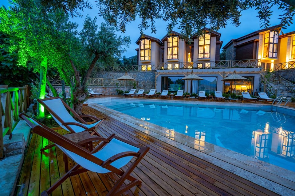 Property building, Garden, Swimming pool