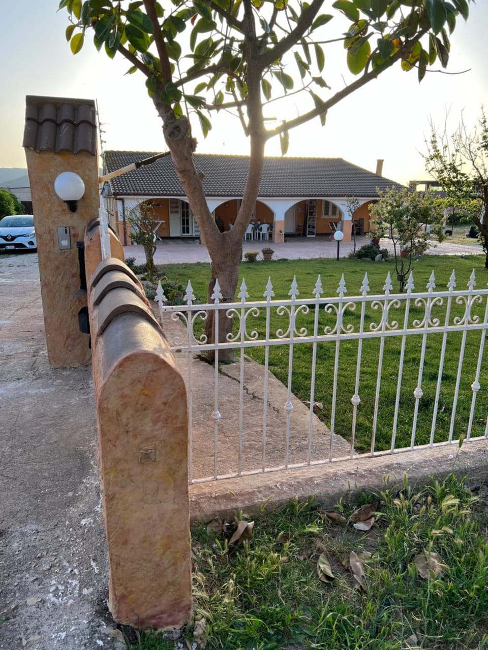 Property building, Day, Natural landscape, Garden, Garden view, Street view, Parking