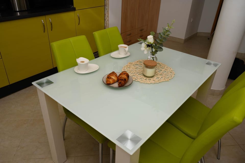 Coffee/tea facilities, Dining area, Food