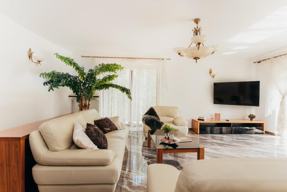 Communal lounge/ TV room, TV and multimedia, Living room, Seating area